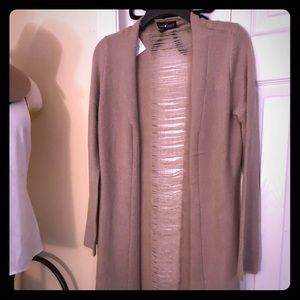 A distressed long length sweater!!!🌸🌸🌸